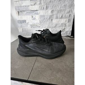 Air zoom nikes womens size 7 black running shoes